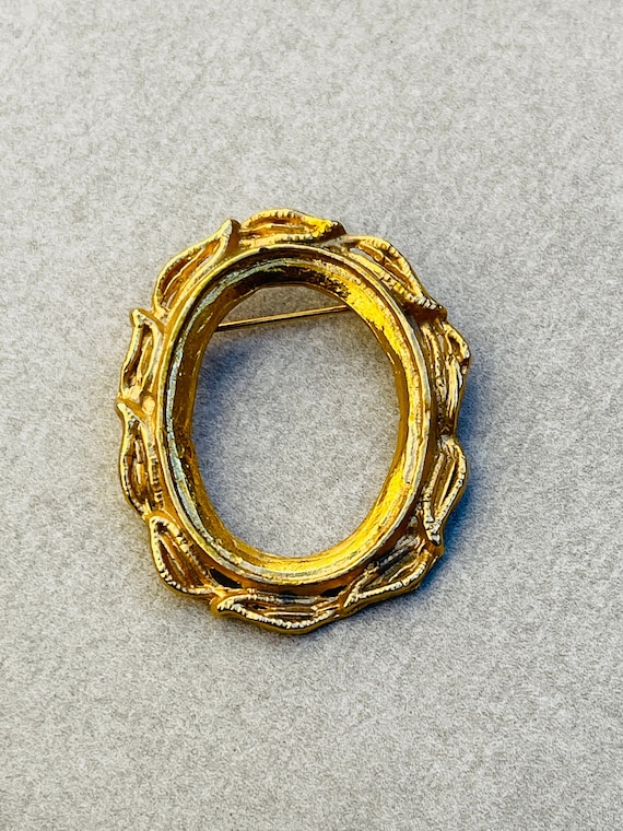 Gold Picture Frame Oval Brooch Vintage Pin