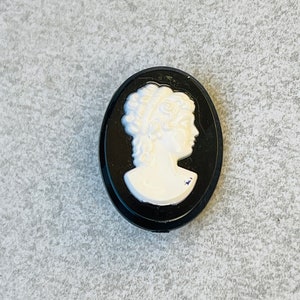 Black/White Cameo Brooch Plastic Oval Vintage Pin