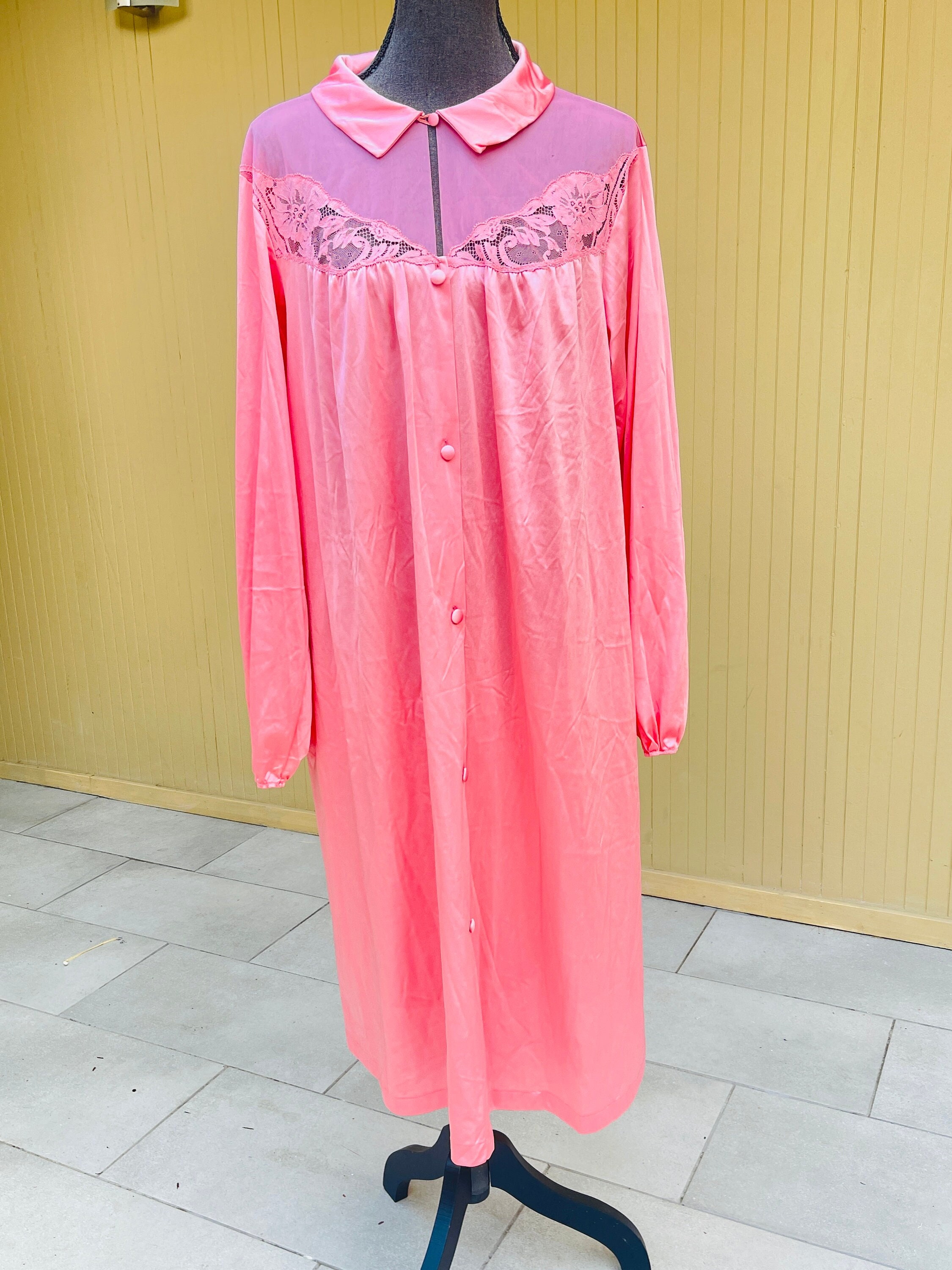 Vestido camisero vintage de encaje sedoso rosa de los años 70