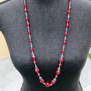 Collier de perles vintage en verre rouge à facettes et cristaux lavande de 30 po. de long