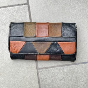 Cartera de cuero vintage de dos pliegues con parches