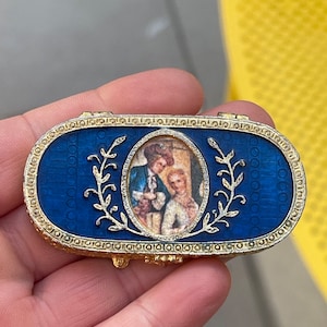 Vintage Estee Lauder Solid Perfume Compact Victorian Cameo Couple Portrait