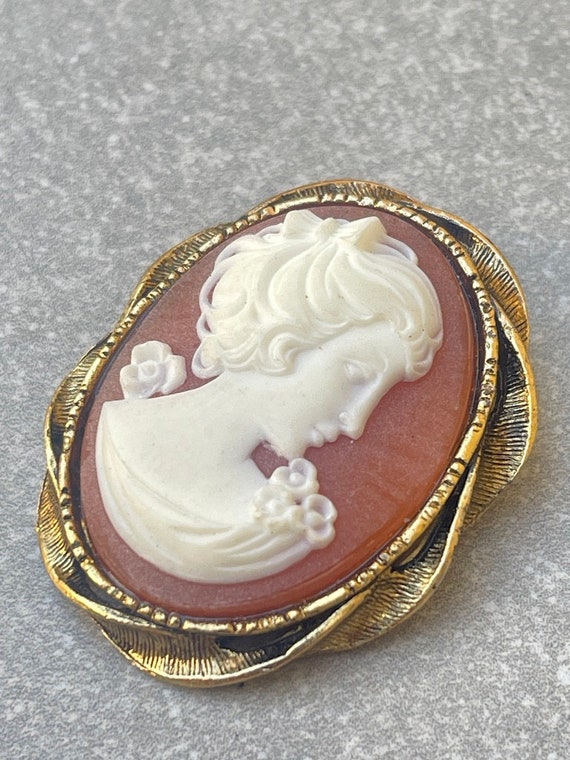Large Carved Cameo Oval Brooch - image 4