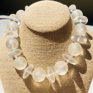 Collier vintage de perles surdimensionnées en lucite claire givrée