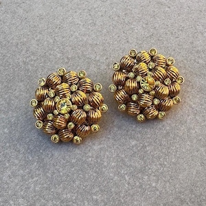 Orecchini a grappolo con fiori dorati di Joan Rivers e clip in strass con topazio giallo
