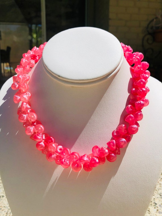 60s pink resin seashell vintage necklace - image 1