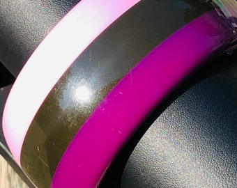 Pulsera ancha vintage de lucita violeta con capas apiladas