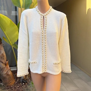Sweter z dzianiny Magnolia z perłowym wykończeniem koralikowym, średni