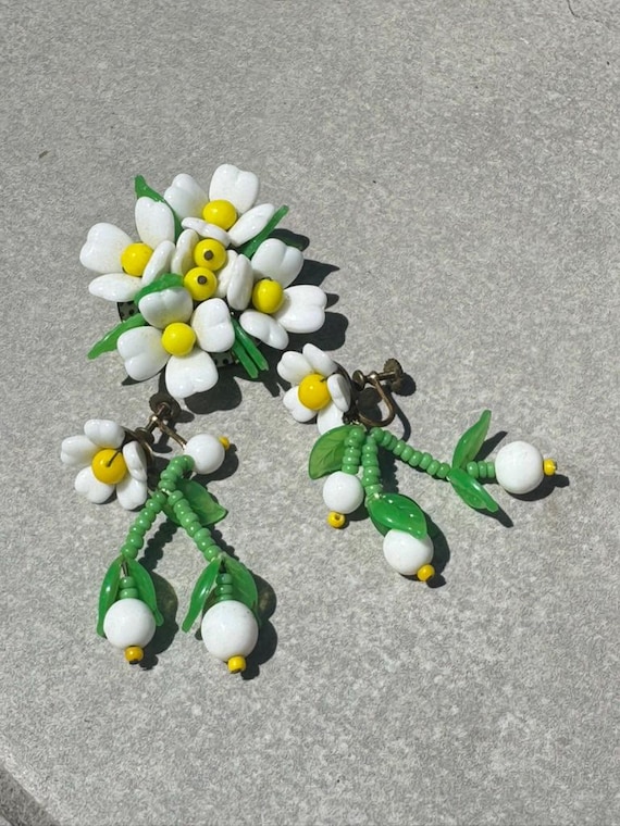 ヴィンテージミルクガラスフラワーブローチ＆ダングルイヤリングセット