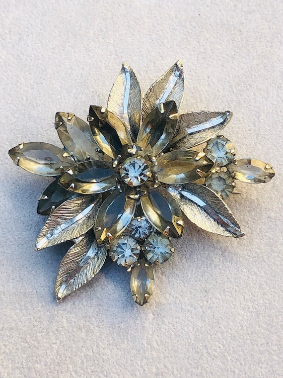 Vintage Rhinestone Flower Brooch 1940s - image 1