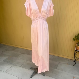 Vintage roze lange nachtjapon met kanten rand Miss Elaine Large