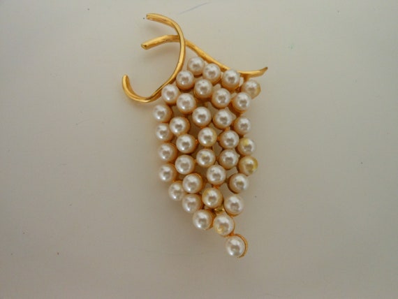 Pearl Grape Bunch Gold Vintage Brooch - image 2