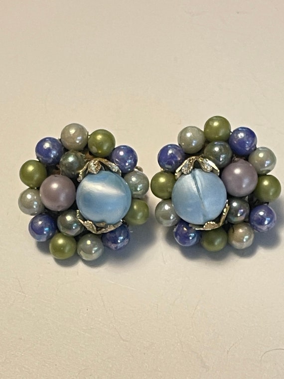Beaded Flower Cluster Vintage Clip On Earrings Blu