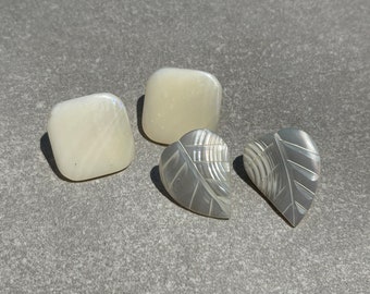 Pendientes vintage de nácar: hojas talladas y tachuelas cuadradas - Lote de 2