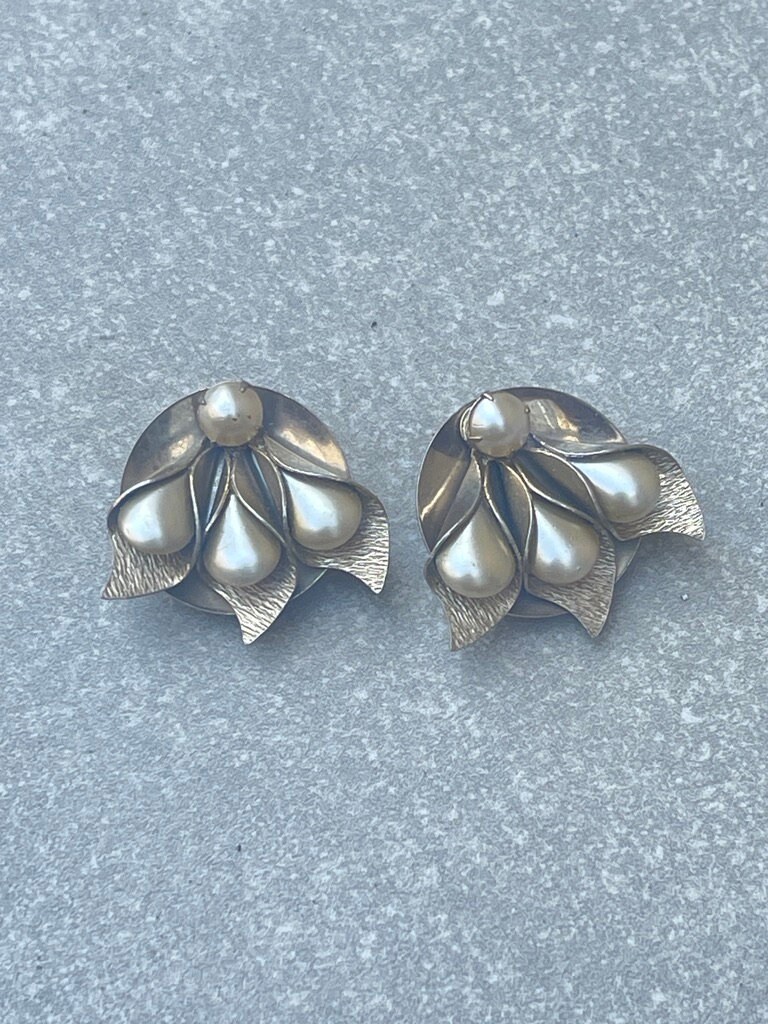 Ancienne Paire De Boucles D'oreilles Fantaisie En Métal à Clip - Motif Fleurs Avec Perle, Occasion