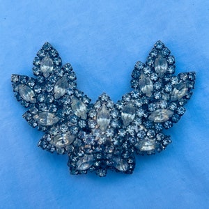 40-tals brosch med strass och vintagemotiv