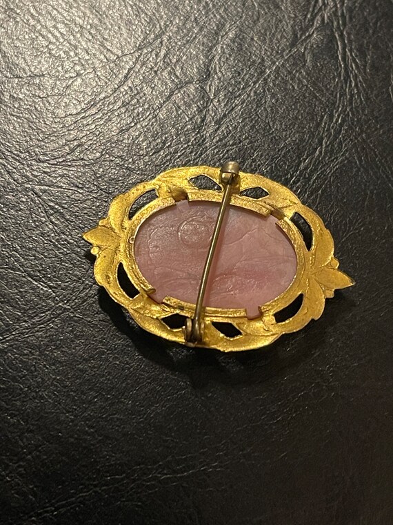 Cameo Pink Carved Glass Gold Vintage Brooch - image 3