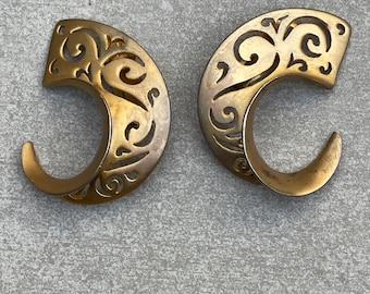 Uitgesneden gouden massieve gebogen vintage clip op oorbellen Clara Studio Inc ondertekend