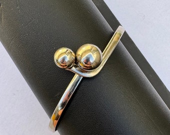 Sterling Silver Modernist Ball Bangle Cross Over Kiss Lock Vintage Bracelet