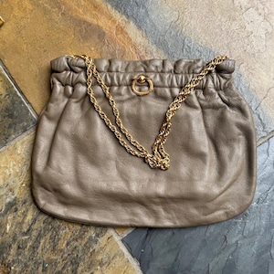 Cartera de mano convertible con correa de cadena dorada y bisagras de cuero Capeskin de Morris Moskowitz