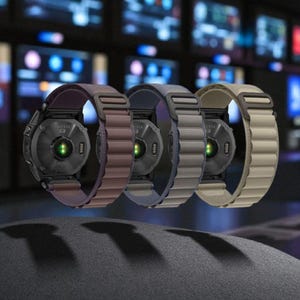 Op de afbeelding: Vier smartwatches met magnetische banden in paars, bruin, blauw en beige. De wijzerplaten zijn zwart met een cirkelvormig ontwerp en de tekst "ACTIX". De bandjes hebben een geribbelde textuur en een magnetische sluiting.