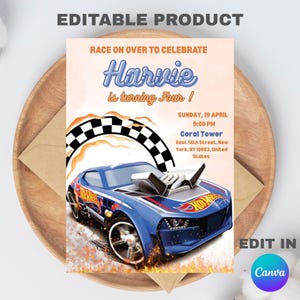 Puede incluir: Invitación de cumpleaños con temática de Hot Wheels, con un coche azul y el texto "¡Harvie cumple cuatro!" y detalles del evento. El diseño incluye una bandera a cuadros y llamas sobre un fondo melocotón.