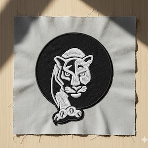 Op de afbeelding: Een set van drie keramische mokken met een gespikkelde, matte afwerking. De mokken zijn in crème, lichtbruin en donkerbruin. Elke mok heeft een eenvoudig, minimalistisch ontwerp.