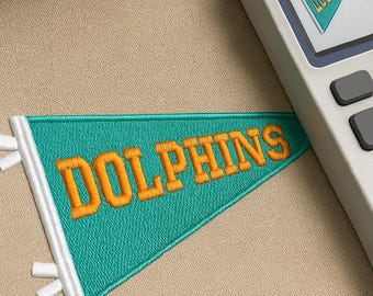 Diseño de bordado de banderín de los Dolphins - Archivo digital de bandera deportiva de equipo - Aplique de fieltro - 6 formatos y 5 tamaños