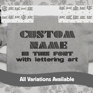 以下が含まれることがあります： グレーの生地に黒字で「CUSTOM NAME IN THIS FONT with lettering art」と書かれています。テキストの上には、ABCの文字の20種類のフォントスタイルがあります。「All Variations Available」というフレーズが一番下にあります。