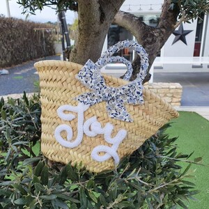 Petit panier en osier bébé enfant avec tricotin prénom personnalisé anses Liberty fleuri et noeud