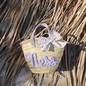 Tres joli panier en rotin avec anse et tissu lin monogrammes à