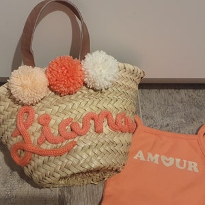Kleiner Einkaufskorb aus Stroh für Mädchen oder Jungen aus gestrickter Wolle mit personalisiertem Vornamen