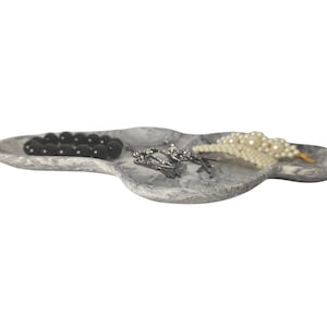 Vassoio in marmo grigio Jesmonite / Vassoio decorativo fatto a mano / Portagioie moderno / Arredamento minimalista per la casa