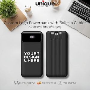 Pode incluir: Um carregador portátil preto retangular com um visor digital que mostra 100% de bateria e o texto YOUR DESIGN HERE na frente. O verso apresenta três cabos de carregamento integrados com diferentes conectores para diversos dispositivos.