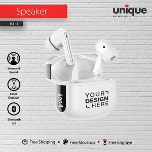 Könnte beinhalten: Weiße kabellose Ohrhörer und Ladecase. Das Case hat ein digitales Display und den Text "YOUR DESIGN HERE". Das Bild enthält auch den Text "Speaker", "US-5", "Surround Sound", "Laser Engrave" und "Bluetooth 5.0".