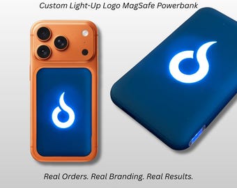以下が含まれることがあります： ダークブルーのカスタム発光ロゴ付きMagSafeモバイルバッテリー。オレンジ色のスマートフォンに取り付けられた状態と、単体で表示された状態。テキスト：REAL CLIENT ORDER, Custom Light-Up Logo MagSafe Powerbank, Real Orders. Real Branding. Real Results.