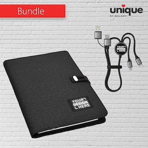 Può includere: Un taccuino nero con chiusura bianca e la scritta "YOUR DESIGN L HERE" è in bundle con un cavo di ricarica USB multiporta nero. La parola "Bundle" è in un rettangolo rosso. Il marchio "unique by melody" è in alto a destra.