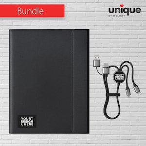 Può includere: Una custodia nera per tablet con chiusura magnetica e un cavo di ricarica multi-porta. La custodia ha la scritta "YOUR DESIGN HERE" stampata. Il cavo di ricarica ha connettori USB, USB-C e Lightning.