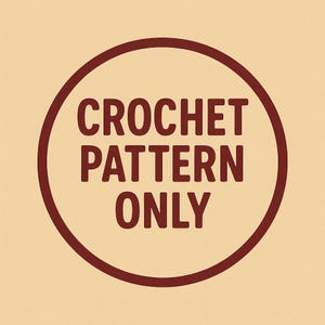 Puede incluir: Gr&aacute;fico circular con las palabras "CROCHET PATTERN ONLY" en fuente rojo oscuro. El texto est&aacute; dentro de un c&iacute;rculo rojo oscuro, sobre un fondo de color beige claro. La imagen es un dise&ntilde;o simple y claro.