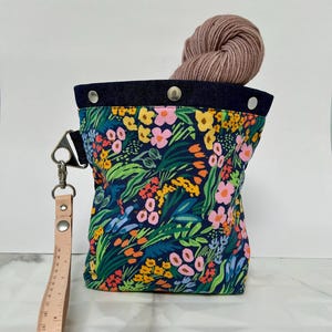 編み物、かぎ針編み、工作用のスナップポーチ（花柄）