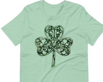 Op de afbeelding: Een groen T-shirt met een klavertje vier ontwerp van Keltische knopen.