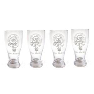 Puede incluir: Juego de cuatro vasos de cerveza de vidrio transparente con un diseño grabado en plata de un dragón y el texto "Clan Macbeth" en cada vaso.