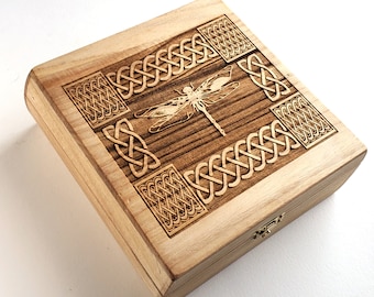 Caja de madera de libélula con nudo celta: 7,5&quot; x 7,5&quot; x 2,75&quot; Personalización grabada personalizada gratuita