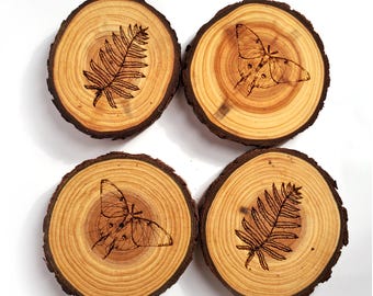 Luna Motte und Fernwedel Naturholzscheibe Untersetzer 4er Set, graviertes, von der Natur inspiriertes Design