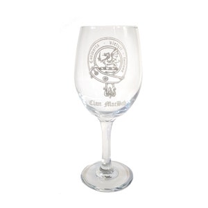 Puede incluir: Una copa de vino de vidrio transparente con un diseño grabado de un dragón y el texto "Conquirit Virtuti Fortuna" y "Clan Macbeth".