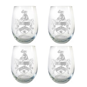 Peut inclure: Ensemble de quatre verres à vin sans pied en verre transparent avec un blason gravé en argent. Chaque verre porte le mot "Dubois" gravé au fond.