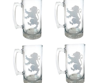 Puede incluir: Juego de cuatro jarras de cerveza de vidrio transparente con un diseño de león blanco grabado. Cada jarra tiene un asa.