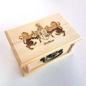 Caja de madera con cierre y escudo familiar personalizado: personalización grabada gratuita, escudo de armas hecho a pedido