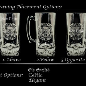 Puede incluir: Tres jarras de cerveza de vidrio con diferentes opciones de colocaci&oacute;n de grabado. Las jarras presentan un dise&ntilde;o de cabeza de lobo dentro de un nudo celta. Las opciones de colocaci&oacute;n de grabado son: Arriba, Abajo y Lado opuesto. El texto "Your Name" se muestra en las jarras. Las opciones de fuente incluyen Old English, Celtic y Elegant.