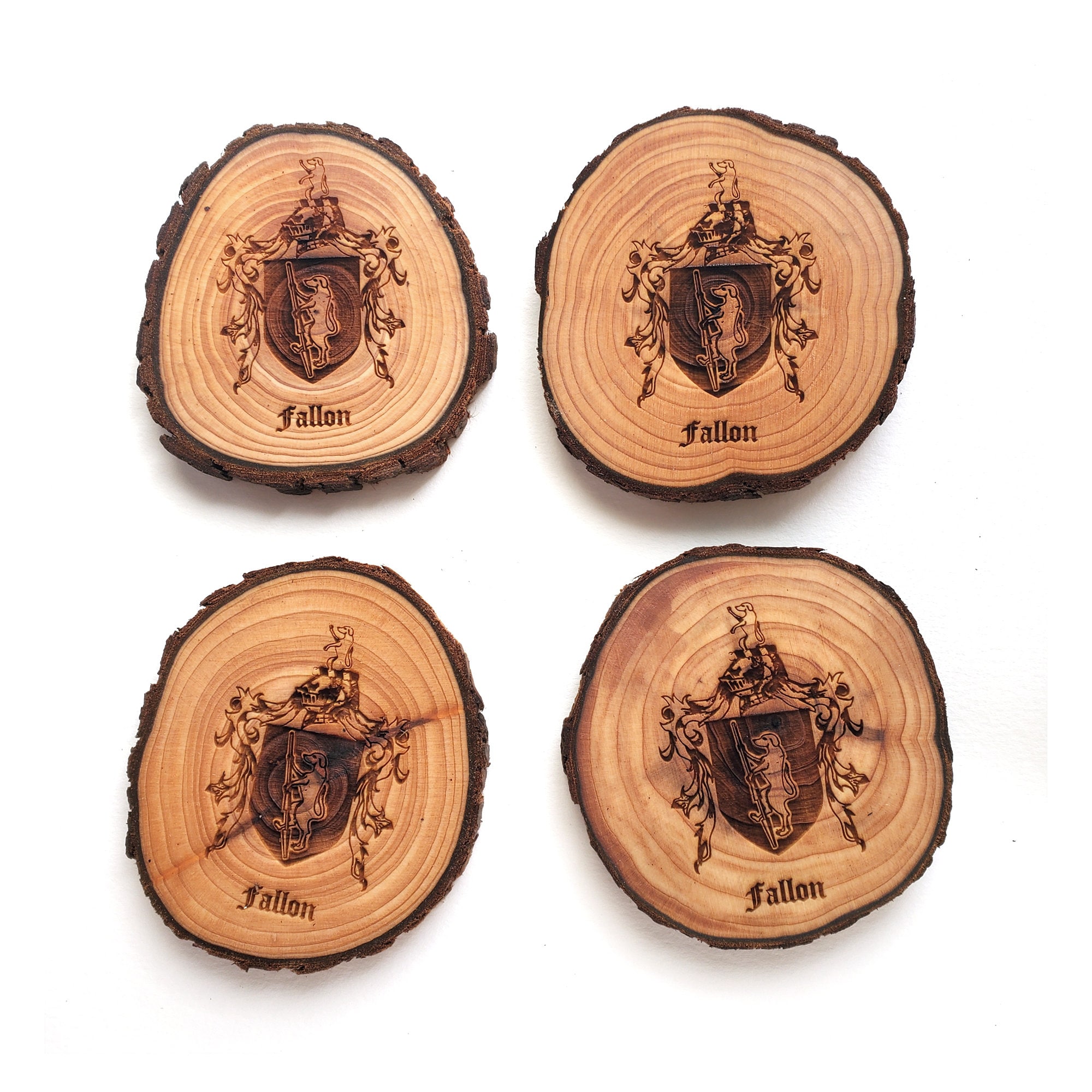 Ensemble de 4 sous-bocks personnalisés Family Crest en bois naturel, armoiries gravées